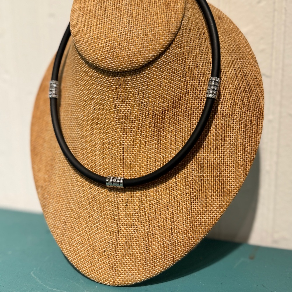 Minimal Crystal Set Accented Black Cord Women's Choker